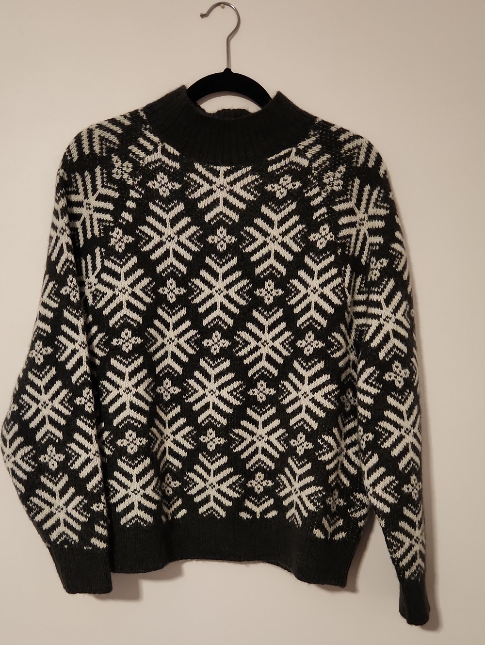 Black & White Snowflake Crop Sweater - Women